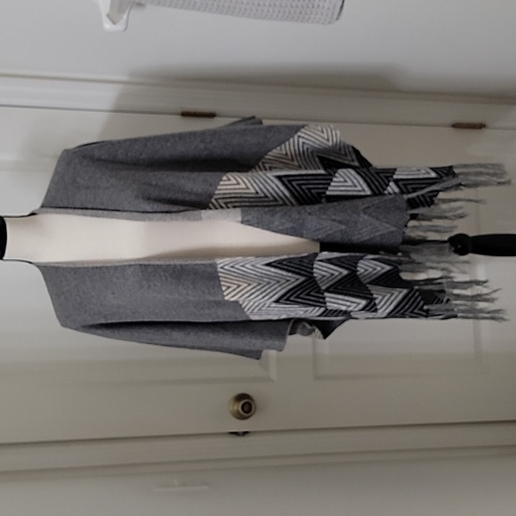Peace n' Love Black, White & Gray Knitted Fringed Cape / Shawl. NEW with Tag - Picture 3 of 15